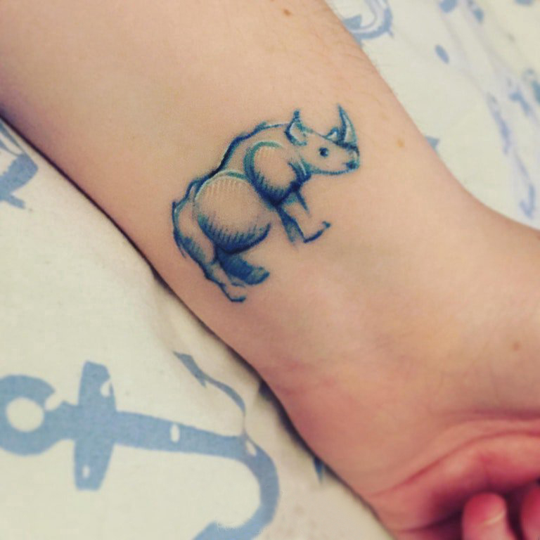 点击大图看下一张：犀牛纹身图案 女生手腕上彩色的犀牛纹身图片