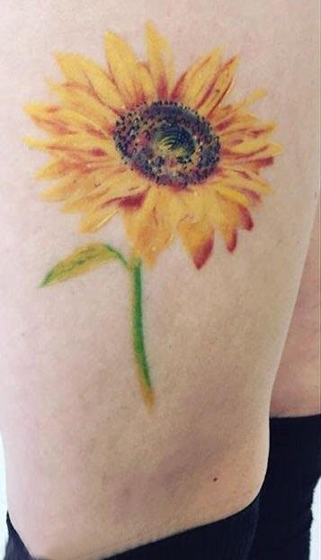 点击大图看下一张：向日葵纹身 女生大腿上向日葵纹身图片