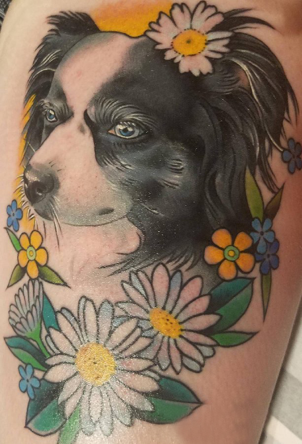 点击大图看下一张：小狗纹身图片 女生大腿上花朵和小狗纹身图片