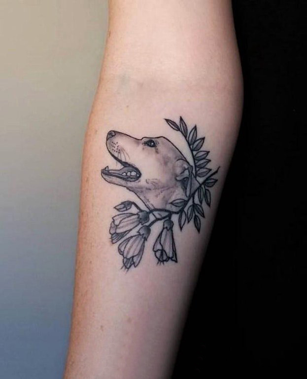 点击大图看下一张：小狗纹身图片 女生手臂上植物和小狗纹身图片