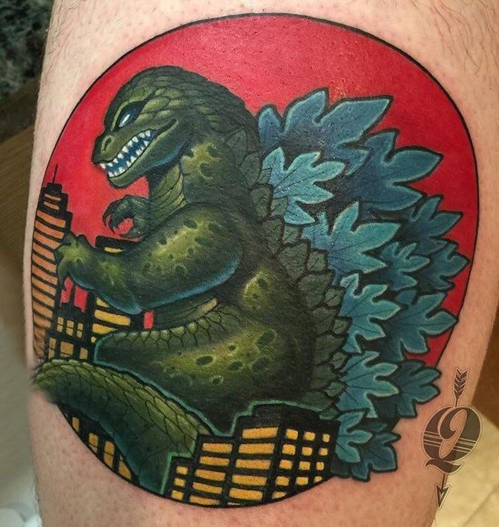 点击大图看下一张：小恐龙纹身 男生大腿上彩色的恐龙纹身图片