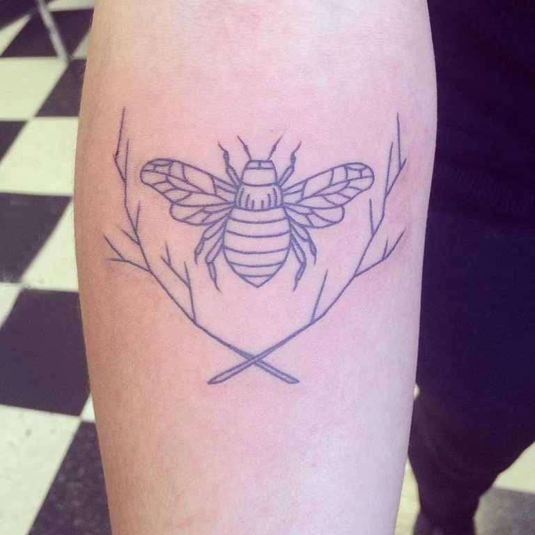 点击大图看下一张：小蜜蜂纹身 男生大臂上树枝和蜜蜂纹身图片