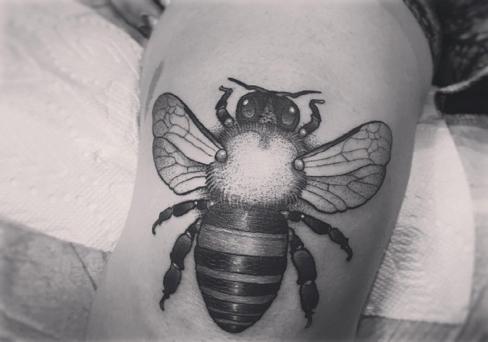 点击大图看下一张：小蜜蜂纹身 男生大腿上黑色的蜜蜂纹身图片