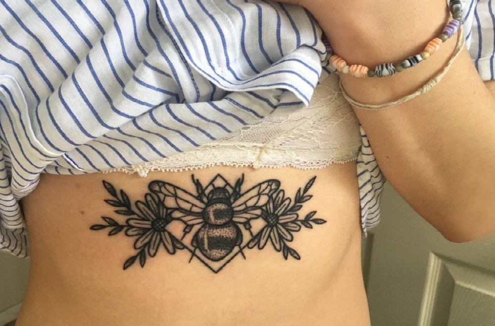 点击大图看下一张：小蜜蜂纹身 女生胸下小蜜蜂纹身图片