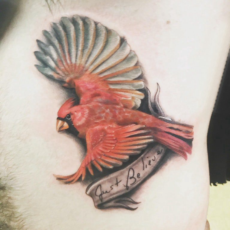 点击大图看下一张：小鸟3d纹身 男生侧腰上彩色的小鸟纹身图片