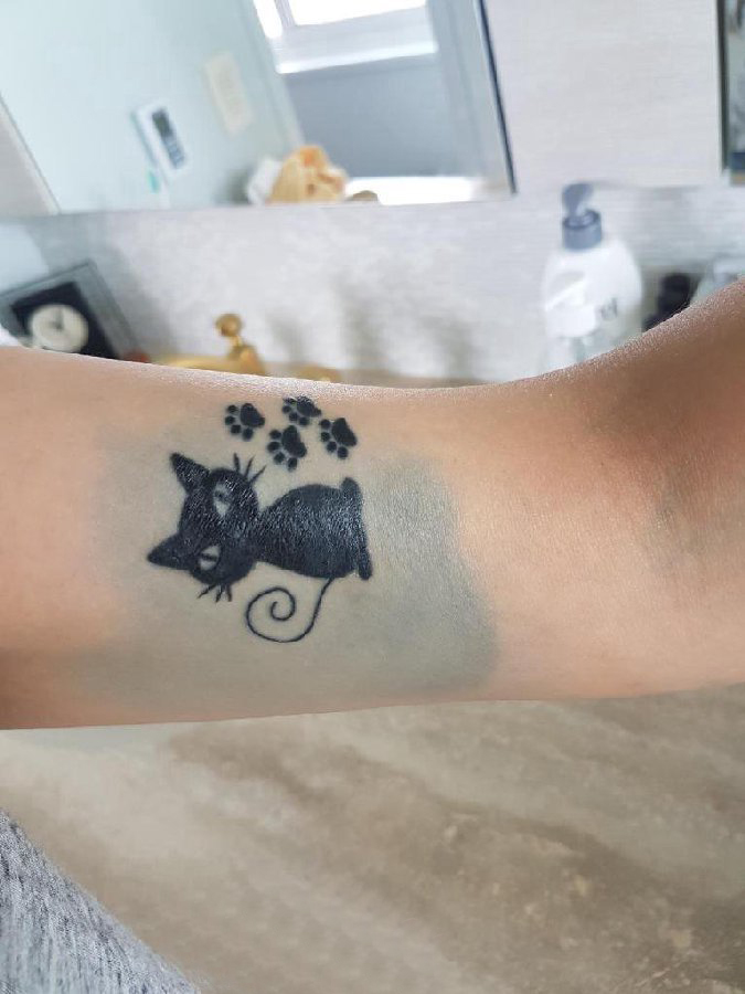 点击大图看下一张：小清新猫咪纹身 女生手臂上黑色的猫咪纹身图片