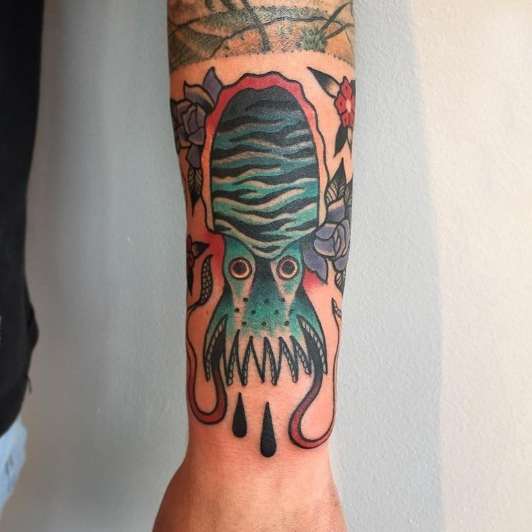 点击大图看下一张：小章鱼纹身 男生手臂上彩色的章鱼纹身图片