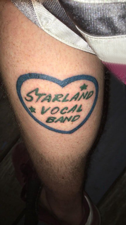 点击大图看下一张:心形带英文纹身 男生大腿上英文和心形纹身图片