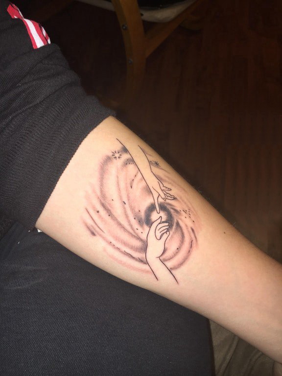 点击大图看下一张：星球纹身  女生手臂上文艺星球纹身图片
