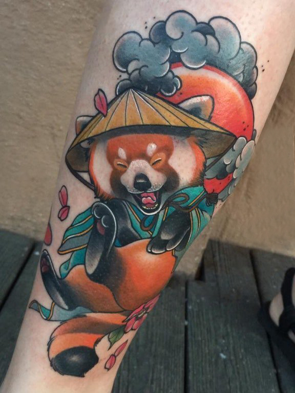 点击大图看下一张：熊猫纹身 女生小腿上彩色的熊猫纹身图片