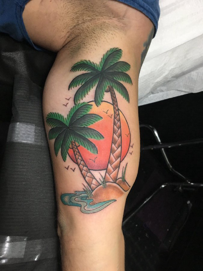 点击大图看下一张：椰树纹身图 男生小腿上彩色的椰树纹身图片