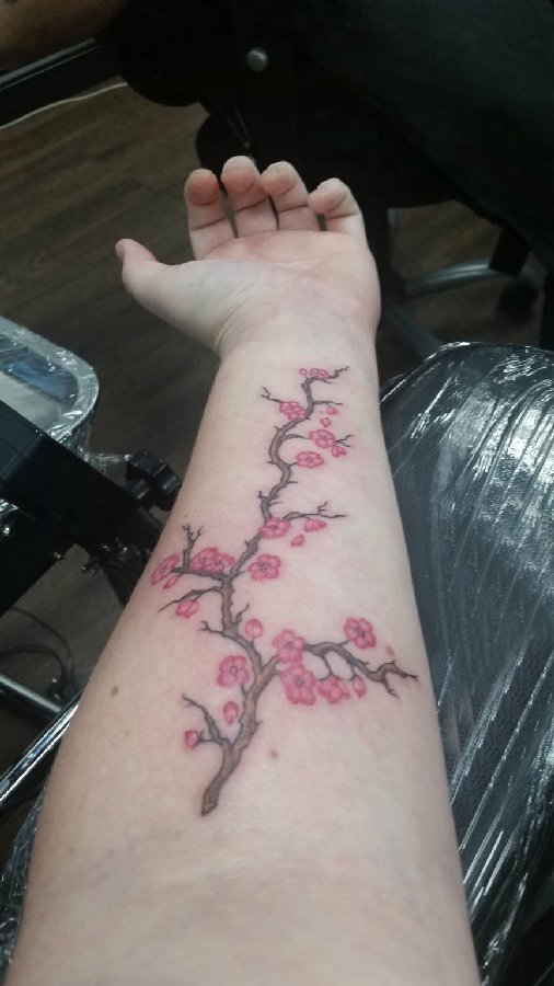 点击大图看下一张：樱花纹身 女生手臂上彩色的樱花纹身图片