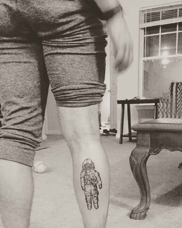 点击大图看下一张：宇航员纹身  男生小腿上黑色的宇航员纹身图片