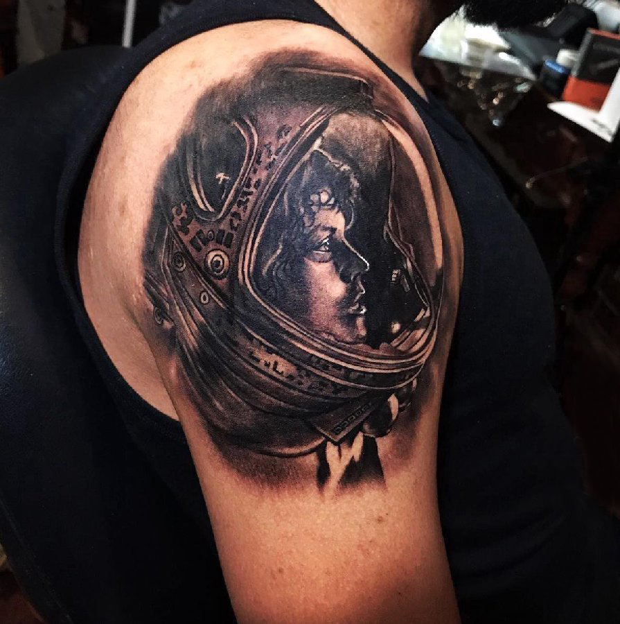 点击大图看下一张：宇航员纹身 男生手臂上的宇航员纹身图片