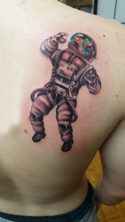 点击大图看下一张：宇航员纹身图案 男生后肩上彩色的宇航员纹身图片