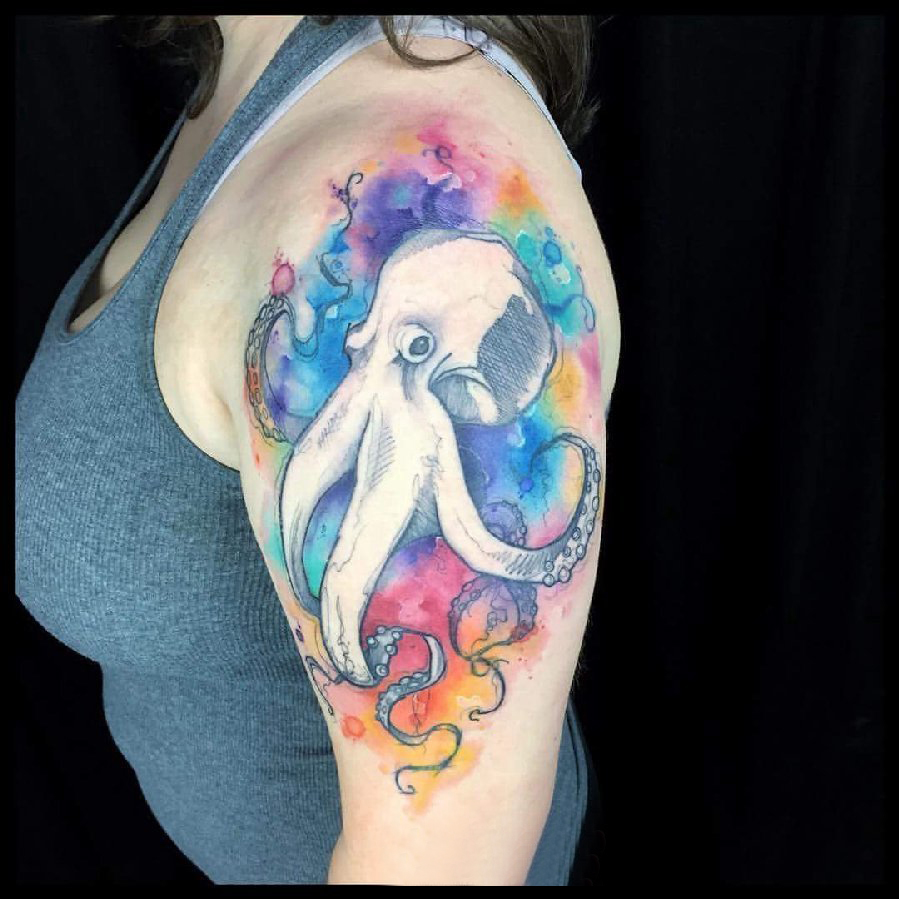 点击大图看下一张：章鱼纹身简单 女生大臂上彩色的章鱼纹身图片