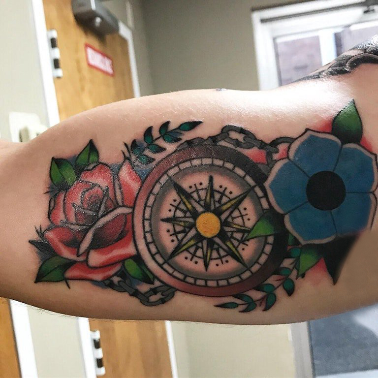 点击大图看下一张：指南针纹身 男生手臂上唯美花朵和指南针纹身图片