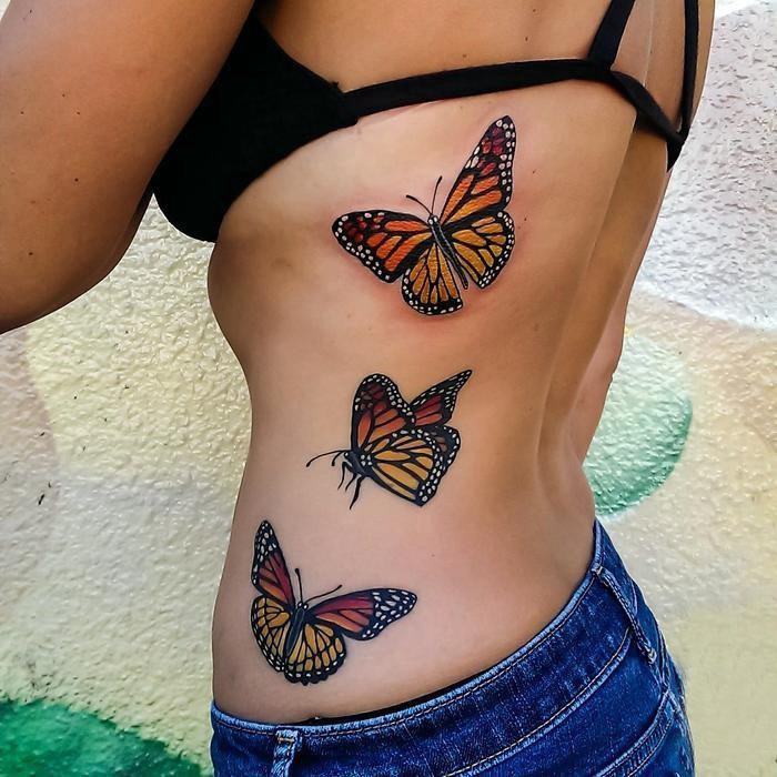 点击大图看下一张：3d蝴蝶纹身 女生侧腰上彩色的蝴蝶纹身图片
