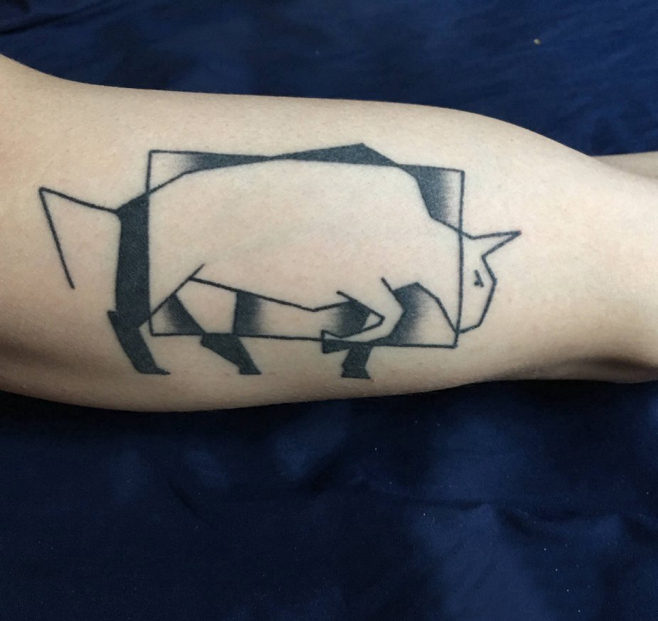 点击大图看下一张：几何动物纹身 男生手臂上黑色的动物纹身图片