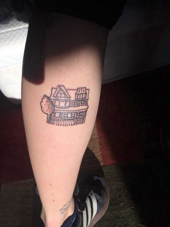 点击大图看下一张：建筑物纹身 男生小腿上黑色的建筑物纹身图片
