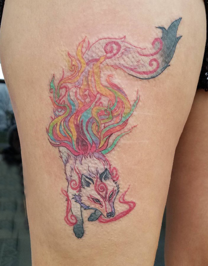 点击大图看下一张：九尾狐狸纹身 女生大腿上彩色的狐狸纹身图片