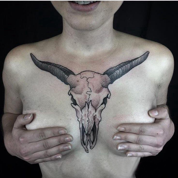 点击大图看下一张：撒旦羊头纹身 女生胸前纹身撒旦羊头纹身图片