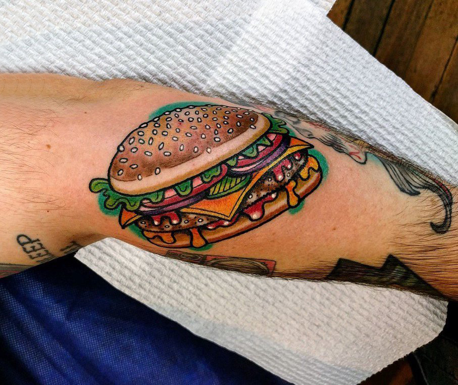 点击大图看下一张：食物纹身 男生大臂上彩色的食物纹身图片