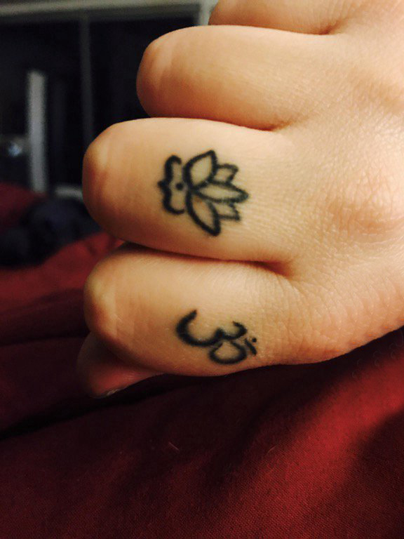 点击大图看下一张：睡莲花纹身 女生手指上黑色的莲花纹身图片