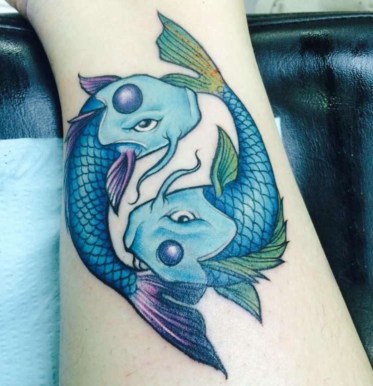 点击大图看下一张：太极阴阳鱼纹身 女生小腿上彩色的太极阴阳鱼纹身图片