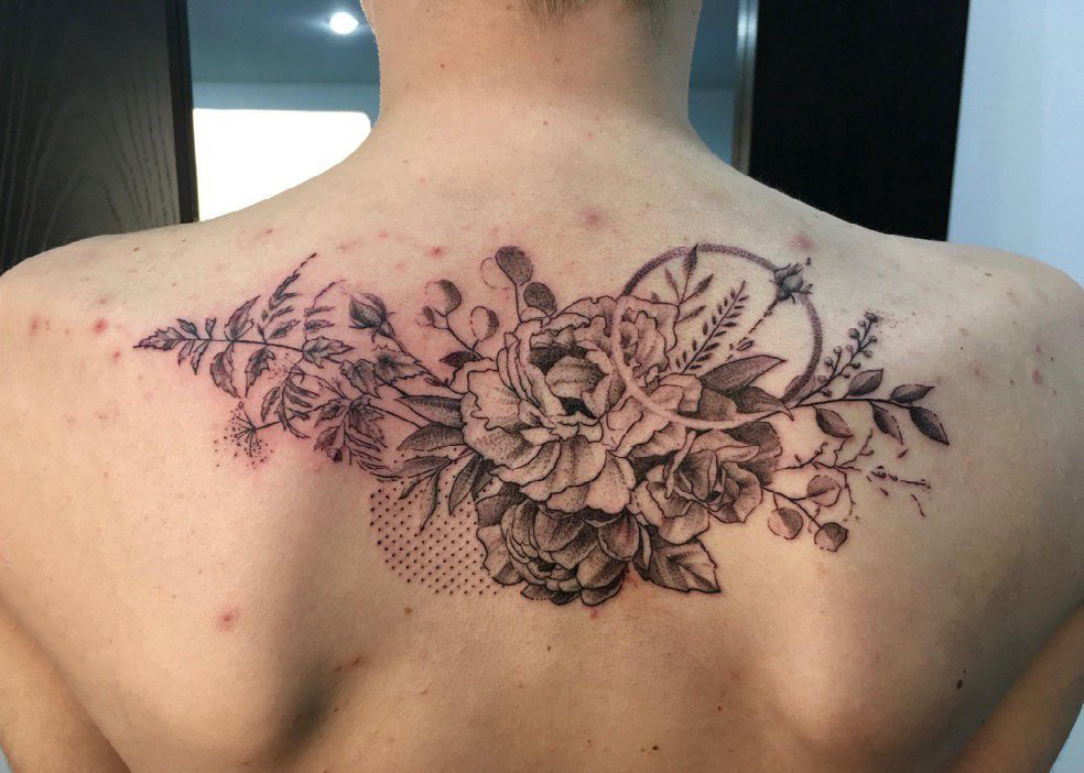 点击大图看下一张：文艺花朵纹身 男生后背上黑灰的花朵纹身图片