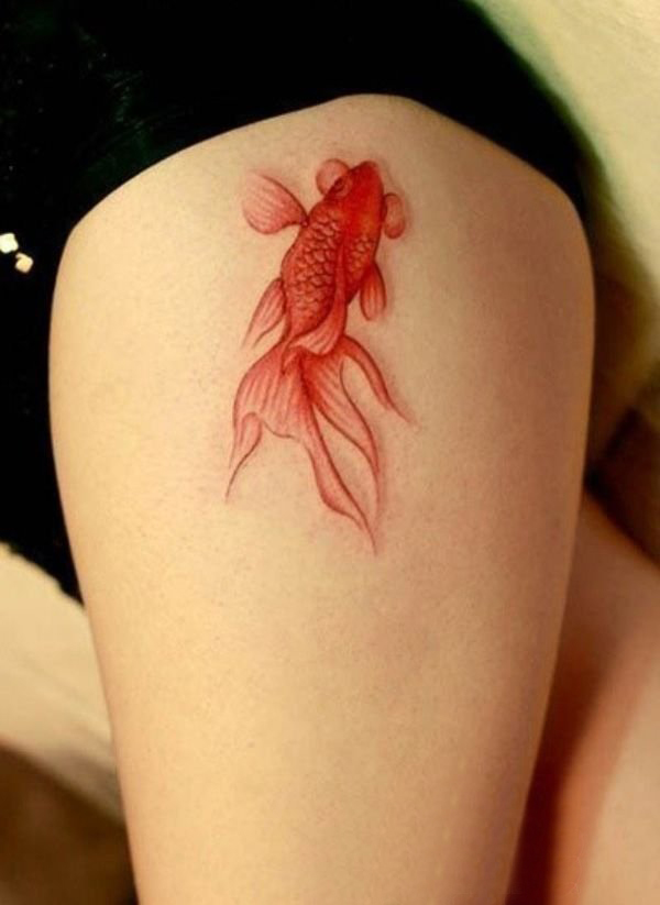点击大图看下一张：纹身红鲤鱼 女生大腿上彩绘纹身红鲤鱼纹身图片