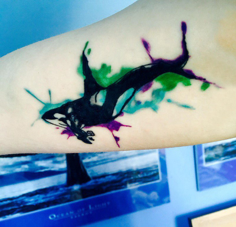 点击大图看下一张：纹身鲸鱼 女生大臂上彩色的鲸鱼纹身图片
