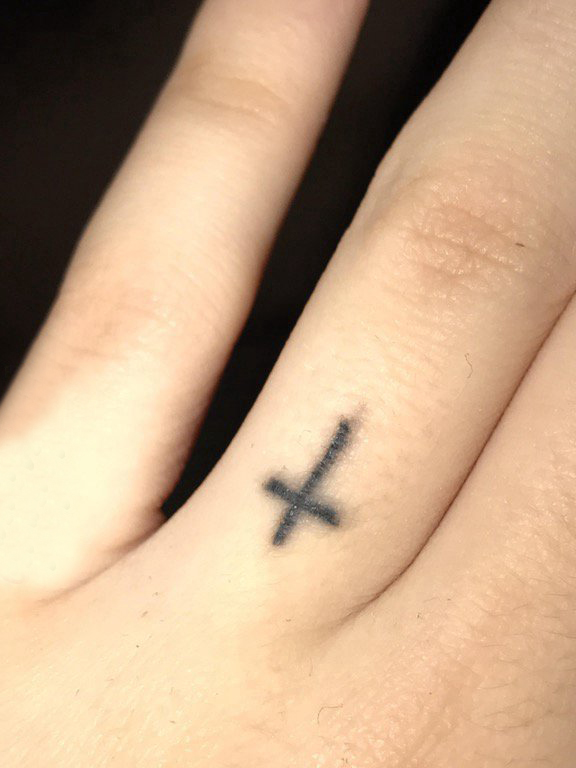 点击大图看下一张：纹身小十字架 女生手指上黑色的十字架纹身图片