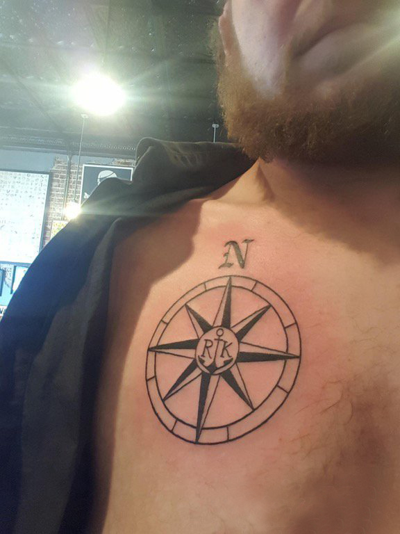 点击大图看下一张：纹身指南针 男生胸部黑色的指南针纹身图片