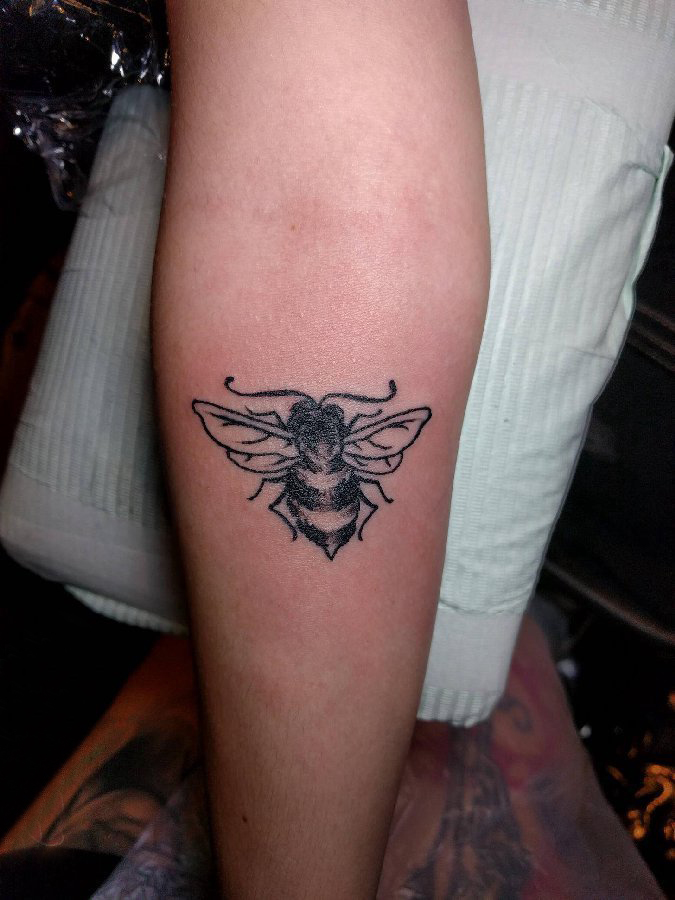 点击大图看下一张：小蜜蜂纹身 女生手臂上小蜜蜂纹身图片