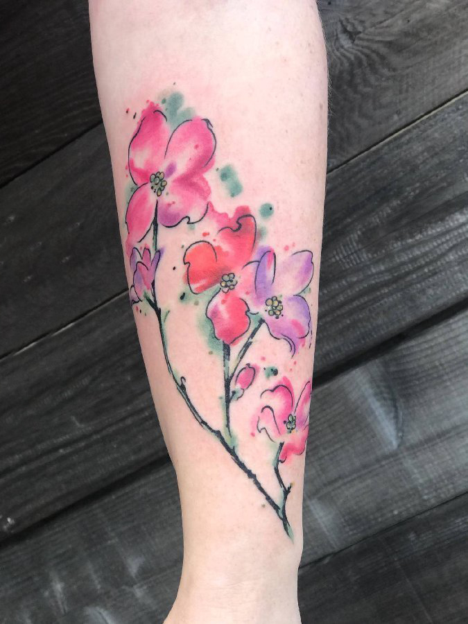 点击大图看下一张：小清新植物纹身 女生手臂上彩色的花朵纹身图片