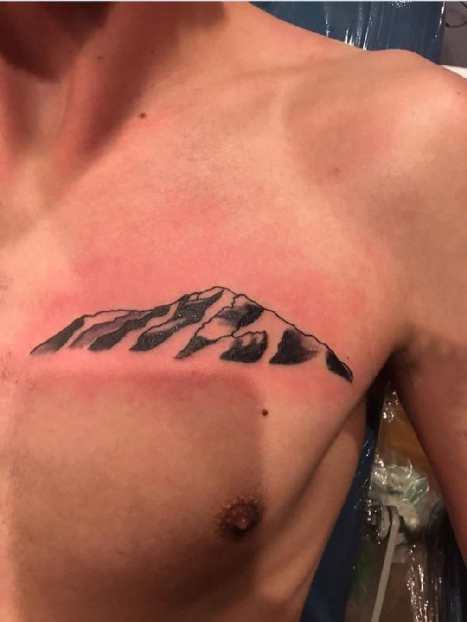点击大图看下一张：小山峰纹身 男生胸部黑色的山峰纹身图片