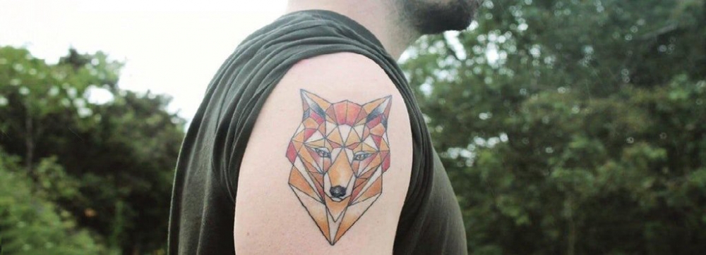 点击大图看下一张：彩色狐狸纹身 男生大臂上几何狐狸纹身图片