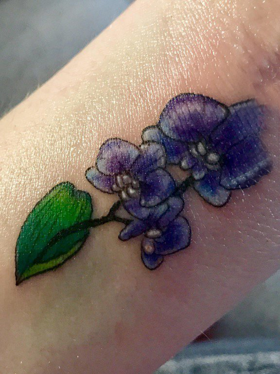 点击大图看下一张：彩色花朵纹身图案 女生手臂上彩色花朵纹身图案