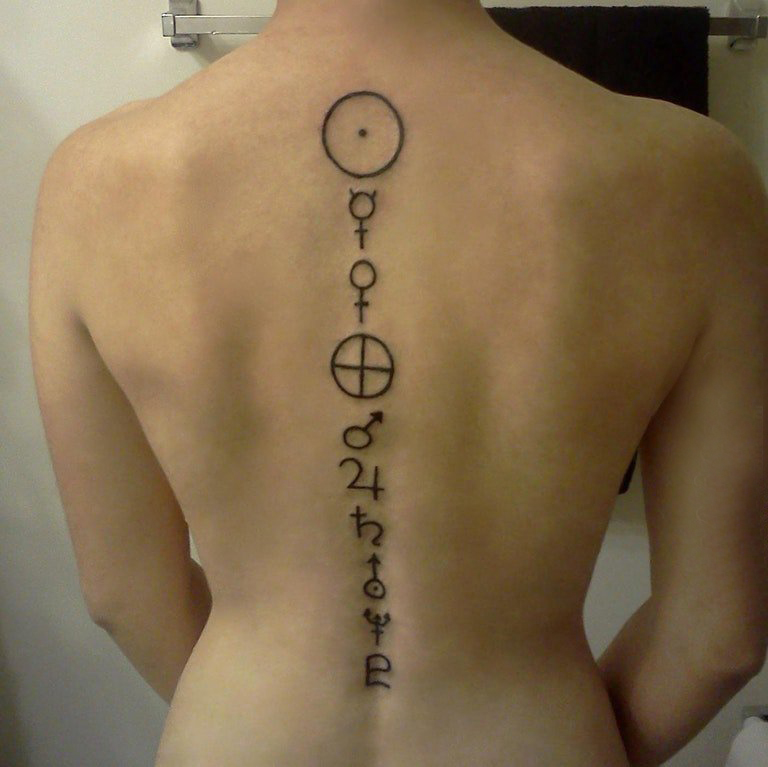 点击大图看下一张：男生脊柱纹身 男生后背上黑色的符号纹身图片