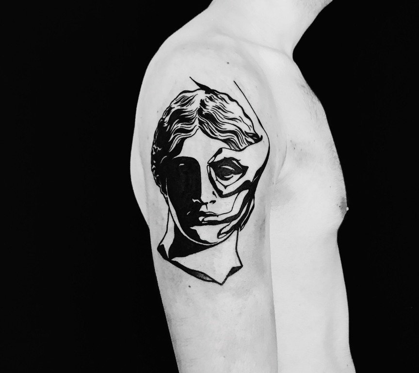 点击大图看下一张：人物肖像纹身 男生大臂上创意的人物肖像纹身图片