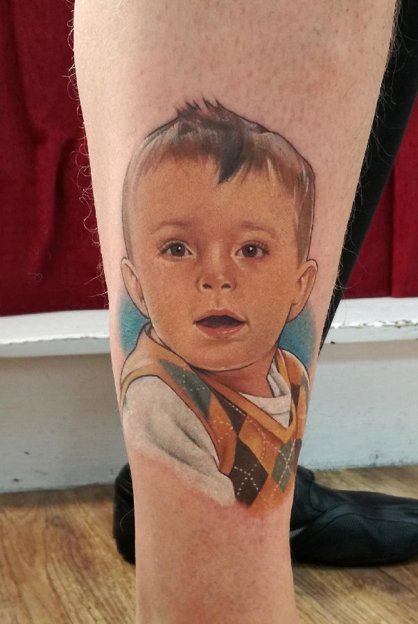 点击大图看下一张：人物肖像纹身 男生小腿上人物肖像纹身彩绘图片