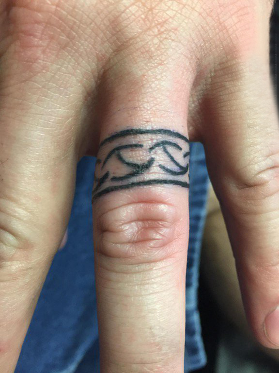 点击大图看下一张：手指纹身戒指 男生手指上黑色的戒指纹身图片