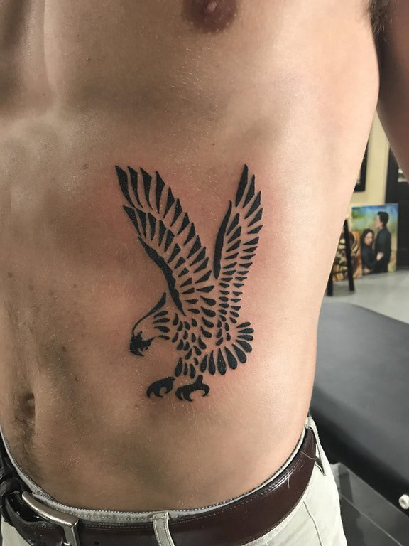 点击大图看下一张：纹身老鹰图案 男生侧腰上黑色的老鹰纹身图片
