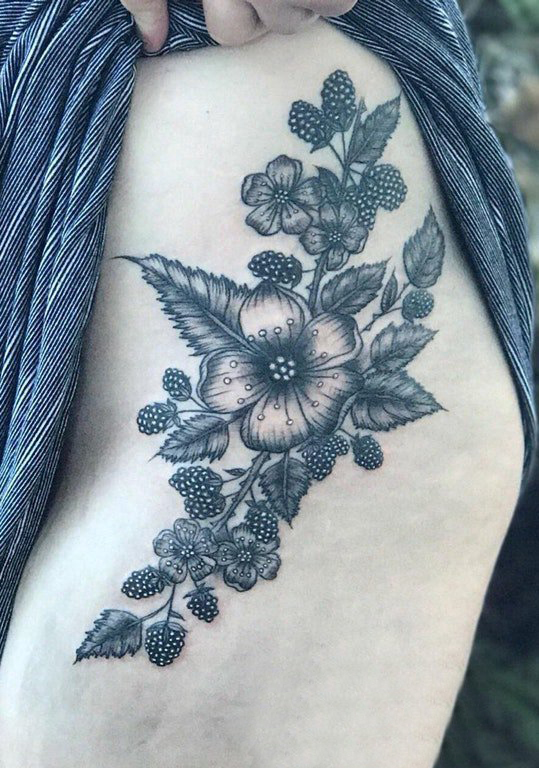 点击大图看下一张：纹身小花朵 女生大腿上侧腰纹身小花朵纹身图片