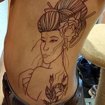 点击大图看下一张：纹身艺妓素材 男生侧腰上人物肖像艺妓纹身图片