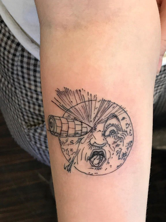 点击大图看下一张：纹身月亮 男生手臂上创意的月亮纹身图片