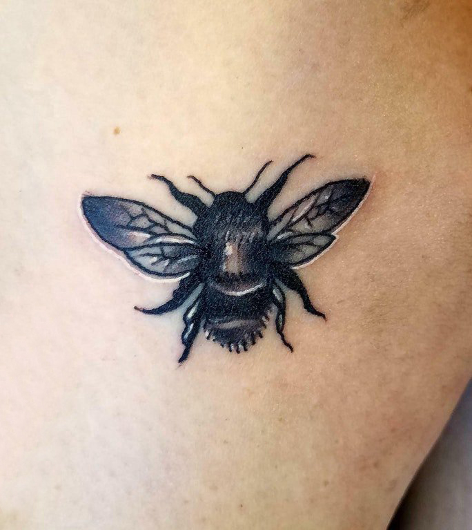 点击大图看下一张：小蜜蜂纹身 男生大腿上小巧的蜜蜂纹身图片