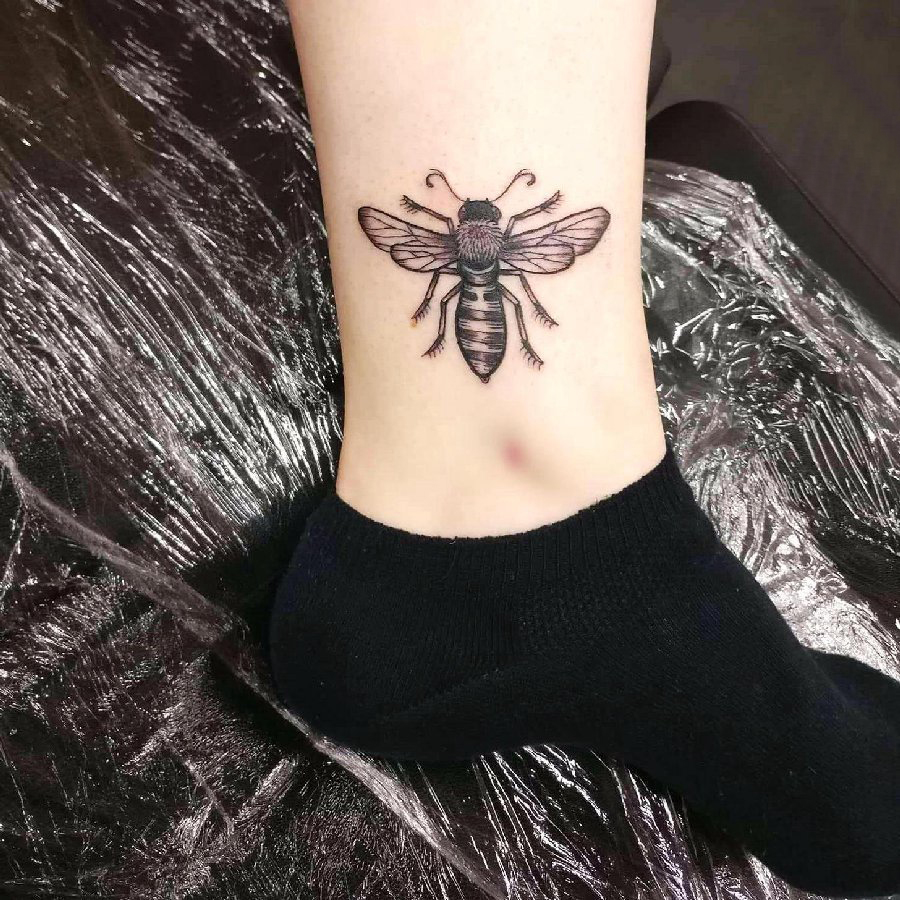 点击大图看下一张：小蜜蜂纹身 女生脚踝上黑色的蜜蜂纹身图片