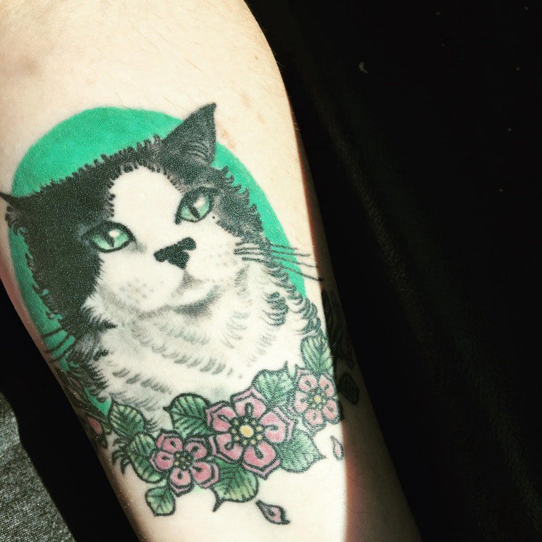 点击大图看下一张：小清新猫咪纹身 男生手臂上花朵和小猫咪纹身图片